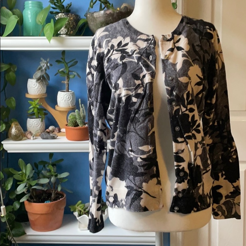 🌺Karen Scott floral, button, petite cardigan🌺